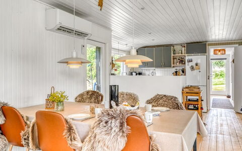 Gloria - 2.5Km from the Sea: Holz, Interior Design, Decke, Möbel, Küche & Esszimmer Tisch, Flooring, Stuhl, Zuhause, Esszimmer, Light Fixture