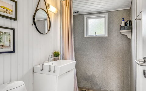 Gloria - 2.5Km from the Sea: Armatur, Badezimmer, Interior Design, Installation, Toilette, Zapfhahn, Decke, Vorhang, Toilleten Sitz, Sinken