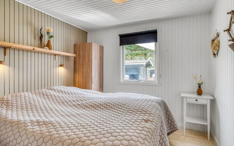 Gloria - 2.5Km from the Sea: Holz, Schlafzimmer, Interior Design, Decke, Flooring, Bett, Fussboden, Bedding, Bettdecke, Linens
