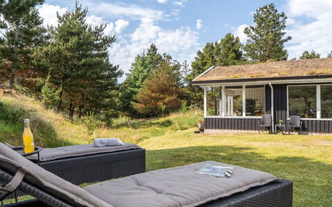 Gloria - 2.5Km from the Sea: Gras, Zuhause, Hütte, Haus, Grundstueck, Dach, Veranda, Estate, Schatten, Landscaping