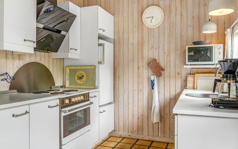 Vlatko - 2.9Km from the Sea: Küche, Küchengerät, Holz, Interior Design, Major Appliance, Flooring, Countertop, Decke, Möbel, Haushaltsgerät
