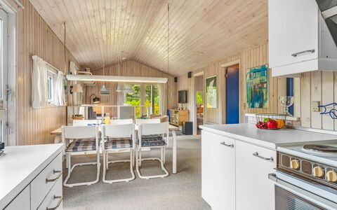Vlatko - 2.9Km from the Sea: Holz, Interior Design, Decke, Küche, Flooring, Fussboden, Möbel, Countertop, Zuhause, Zimmer