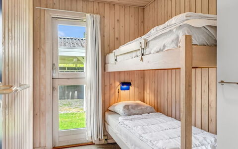 Vlatko - 2.9Km from the Sea: Holz, Schlafzimmer, Bett, Etagenbett, Holzbeize, Hartholz, Wohnheim, Planke, Bettrahmen, Bedding