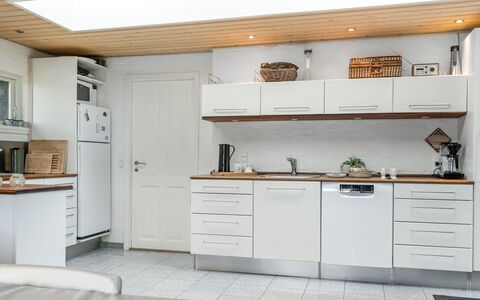 Bedri - 800M from the Sea: Küche, Küchengerät, Countertop, Möbel, Major Appliance, Cabinetry, Flooring, Interior Design, Holz, Haushaltsgerät