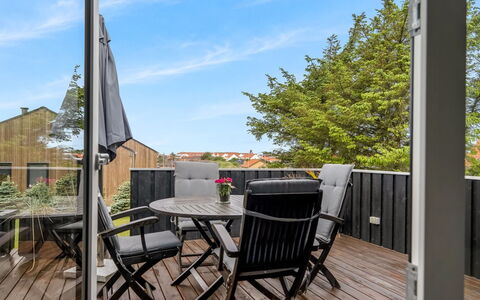 Bedri - 800M from the Sea: Holz, Möbel, Holzboden, Deck, Stuhl, Gartenmöbel, Hartholz, Tisch Im Freien, Balkon, Küche & Esszimmer Tisch