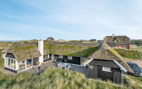 Henric - 100M from the Sea: Haus, Zuhause, Dach, Wohngebiet, Hütte, Estate, Bauernhaus, Rasen, Landscaping, Abstellgleis