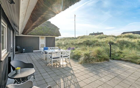Henric - 100M from the Sea: Haus, Zuhause, Dach, Wohngebiet, Hütte, Estate, Bauernhaus, Rasen, Landscaping, Abstellgleis