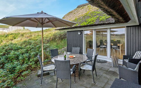 Henric - 100M from the Sea: Haus, Zuhause, Dach, Wohngebiet, Hütte, Estate, Bauernhaus, Rasen, Landscaping, Abstellgleis