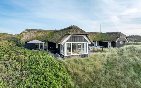 Henric - 100M from the Sea: Haus, Zuhause, Dach, Wohngebiet, Hütte, Estate, Bauernhaus, Rasen, Landscaping, Abstellgleis
