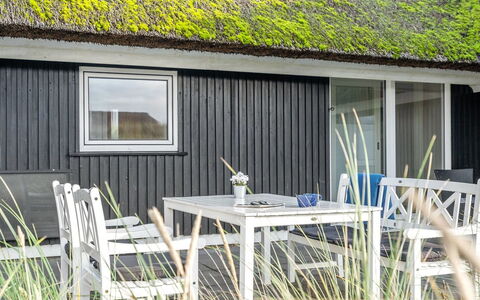 Henric - 100M from the Sea: Haus, Zuhause, Dach, Wohngebiet, Hütte, Estate, Bauernhaus, Rasen, Landscaping, Abstellgleis