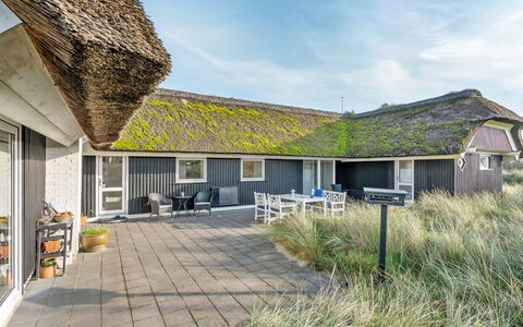 Henric - 100M from the Sea: Haus, Zuhause, Dach, Wohngebiet, Hütte, Estate, Bauernhaus, Rasen, Landscaping, Abstellgleis