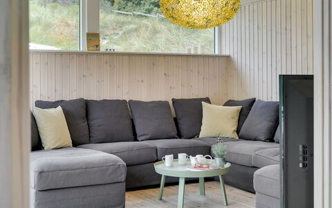 Erwith - 50M from the Sea: Möbel, Flooring, Holz, Interior Design, Fussboden, Couch, Wohnzimmer, Beleuchtung, Holzboden, Zuhause