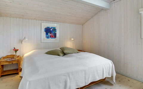 Erwith - 50M from the Sea: Flooring, Holz, Decke, Fussboden, Interior Design, Schlafzimmer, Holzboden, Zimmer, Zuhause, Bett