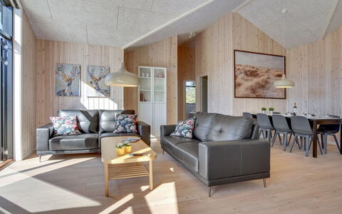 Bentine - 1.6Km from the Sea: Holz, Hartholz, Zimmer, Holzboden, Decke, Wohnzimmer, Planke, Holzbeize, Natürliches Material