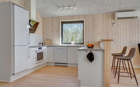 Bentine - 1.6Km from the Sea: Holz, Interior Design, Decke, Flooring, Küche, Möbel, Zimmer, Fussboden, Zuhause, Light Fixture