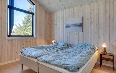 Bentine - 1.6Km from the Sea: Holz, Schlafzimmer, Decke, Hartholz, Bedding, Bettrahmen, Bettdecke, Planke, Bett, Holzbeize