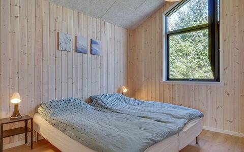 Bentine - 1.6Km from the Sea: Holz, Decke, Schlafzimmer, Zimmer, Hartholz, Planke, Holzbeize, Holzboden, Bedding, Bettdecke