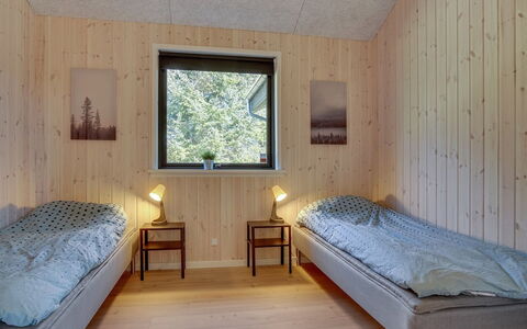 Bentine - 1.6Km from the Sea: Holz, Schlafzimmer, Interior Design, Flooring, Decke, Fussboden, Bett, Zimmer, Bettdecke, Bettrahmen