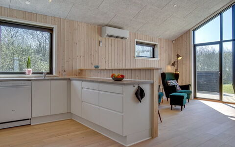 Bentine - 1.6Km from the Sea: Holz, Flooring, Decke, Interior Design, Countertop, Möbel, Küche, Zuhause, Fussboden, Zimmer