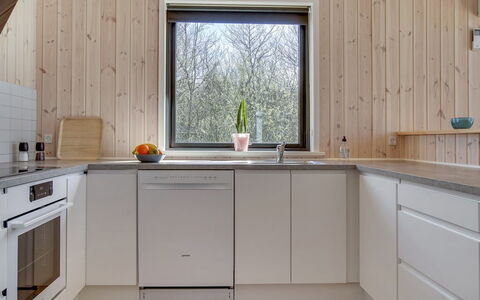Bentine - 1.6Km from the Sea: Holz, Flooring, Küche, Countertop, Interior Design, Fussboden, Küchengerät, Zuhause, Spüle, Hartholz