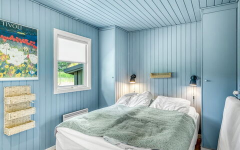 Jorek - 1.3Km from the Sea: Holz, Schlafzimmer, Decke, Interior Design, Fussboden, Flooring, Zuhause, Bett, Bedding, Bettdecke