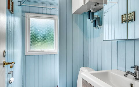 Jorek - 1.3Km from the Sea: Holz, Armatur, Interior Design, Badezimmer, Flooring, Decke, Zapfhahn, Installation, Zimmer, Sinken