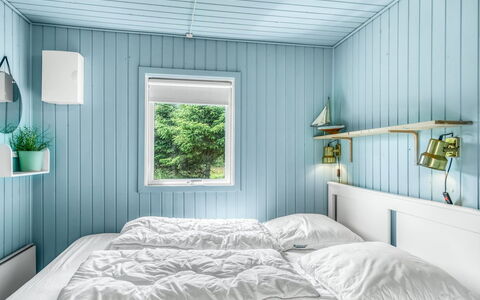 Jorek - 1.3Km from the Sea: Schlafzimmer, Holz, Interior Design, Decke, Bett, Flooring, Bedding, Bettdecke, Fussboden, Zuhause