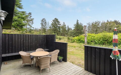 Jorek - 1.3Km from the Sea: Holz, Hartholz, Hinterhof, Schatten, Zaun, Planke, Garten, Deck, Veranda, Landscaping