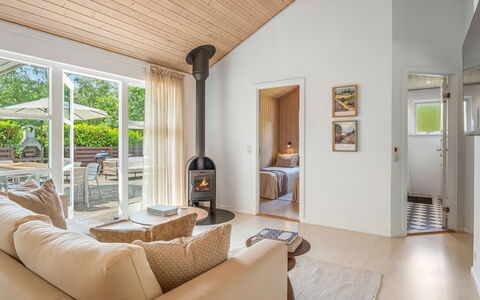 Börje - 600M from the Sea: Flooring, Interior Design, Holz, Fussboden, Decke, Möbel, Couch, Zuhause, Holzboden, Wohnzimmer