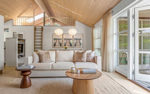 Börje - 600M from the Sea: Möbel, Interior Design, Flooring, Fussboden, Couch, Holz, Decke, Wohnzimmer, Zimmer, Light Fixture