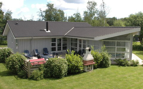 Börje - 600M from the Sea: Gras, Dach, Rasen, Garten, Hütte, Estate, Garten, Hinterhof, Bauernhaus, Landscaping