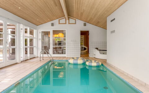 Börje - 600M from the Sea: Flooring, Interior Design, Decke, Fussboden, Schwimmbad, Möbel, Resort, Stuhl, Estate, Hotel