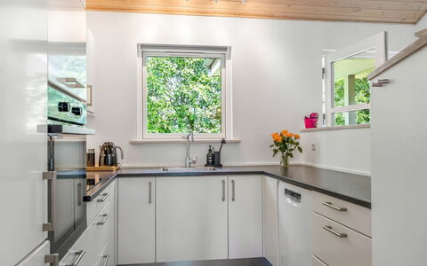 Börje - 600M from the Sea: Holz, Küche, Flooring, Interior Design, Countertop, Zuhause, Cabinetry, Küchengerät, Fussboden, Möbel