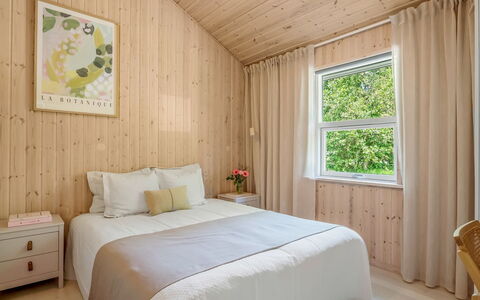 Börje - 600M from the Sea: Interior Design, Schlafzimmer, Möbel, Holz, Flooring, Fussboden, Bett, Decke, Zimmer, Textil