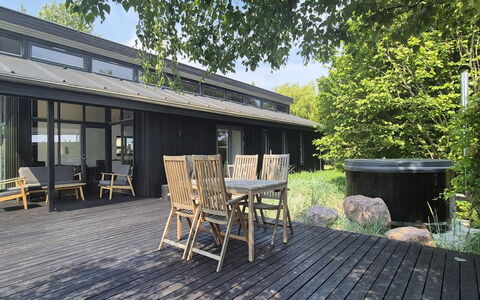 Pavle - 700M from the Sea: Dach, Haus, Grundstueck, Zuhause, Hütte, Estate, Gartenbauten, Schatten, Blockhaus, Landscaping