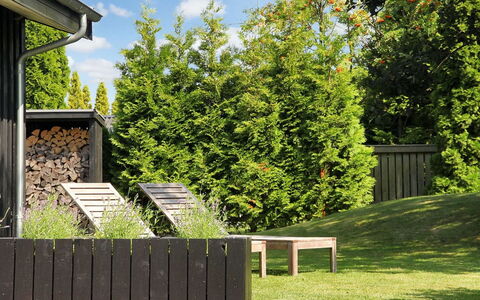 Pavle - 700M from the Sea: Dach, Haus, Grundstueck, Zuhause, Hütte, Estate, Gartenbauten, Schatten, Blockhaus, Landscaping
