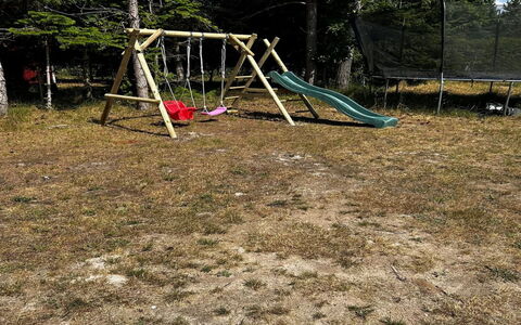 Akseli - 800M from the Sea: Spielmittel, Schwingen, Rutsche, Spielplatz, Rasen, Boden, Schatten, Garten, Park, Spielplatz Rutsche