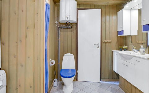 Aileen - 900M from the Sea: Flooring, Wand, Fussboden, Interior Design, Holz, Decke, Holzboden, Beleuchtung, Möbel, Laminatboden