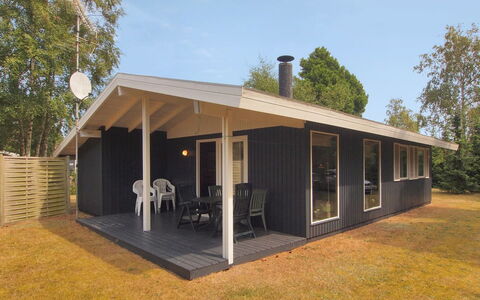 Aileen - 900M from the Sea: Flooring, Wand, Fussboden, Interior Design, Holz, Decke, Holzboden, Beleuchtung, Möbel, Laminatboden
