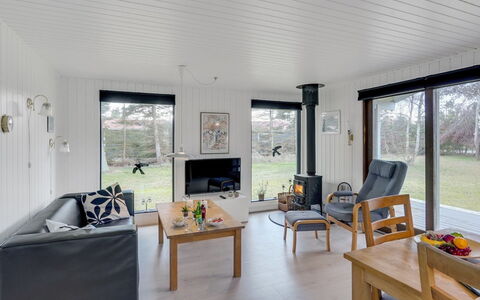 Aileen - 900M from the Sea: Flooring, Wand, Fussboden, Interior Design, Holz, Decke, Holzboden, Beleuchtung, Möbel, Laminatboden