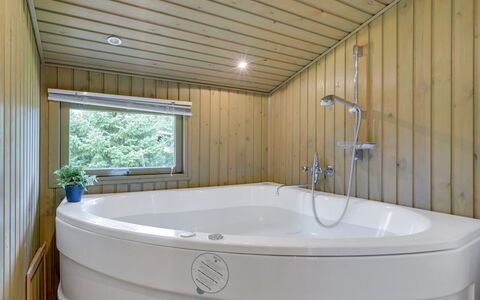 Aileen - 900M from the Sea: Flooring, Wand, Fussboden, Interior Design, Holz, Decke, Holzboden, Beleuchtung, Möbel, Laminatboden