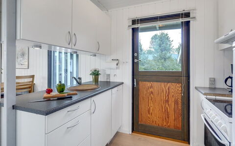 Aileen - 900M from the Sea: Flooring, Wand, Fussboden, Interior Design, Holz, Decke, Holzboden, Beleuchtung, Möbel, Laminatboden