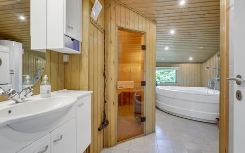 Aileen - 900M from the Sea: Flooring, Wand, Fussboden, Interior Design, Holz, Decke, Holzboden, Beleuchtung, Möbel, Laminatboden