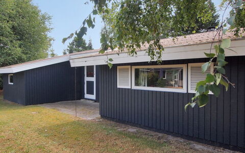 Aileen - 900M from the Sea: Flooring, Wand, Fussboden, Interior Design, Holz, Decke, Holzboden, Beleuchtung, Möbel, Laminatboden
