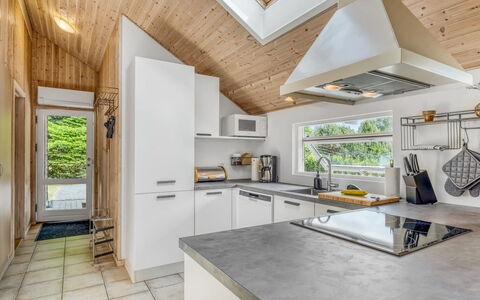 Tialda - 1.3Km from the Sea: Flooring, Holz, Küche, Decke, Countertop, Interior Design, Fussboden, Major Appliance, Zuhause, Holzboden