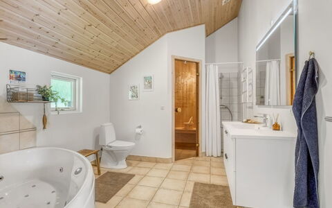 Tialda - 1.3Km from the Sea: Interior Design, Flooring, Armatur, Decke, Holz, Fussboden, Badezimmer, Beleuchtung, Installation, Light Fixture