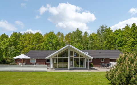 Tialda - 1.3Km from the Sea: Wohngebiet, Strauch, Haus, Zuhause, Garten, Estate, Schatten, Landscaping, Rasen