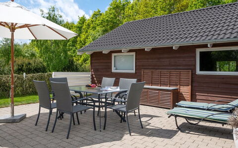 Tialda - 1.3Km from the Sea: Wohngebiet, Strauch, Haus, Zuhause, Garten, Estate, Schatten, Landscaping, Rasen