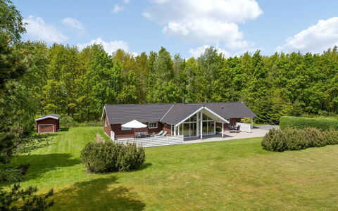 Tialda - 1.3Km from the Sea: Wohngebiet, Strauch, Haus, Zuhause, Garten, Estate, Schatten, Landscaping, Rasen