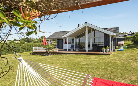 Kierstine - 100M from the Sea: Wohngebiet, Dach, Vorort, Auffahrt, Estate, Kamin